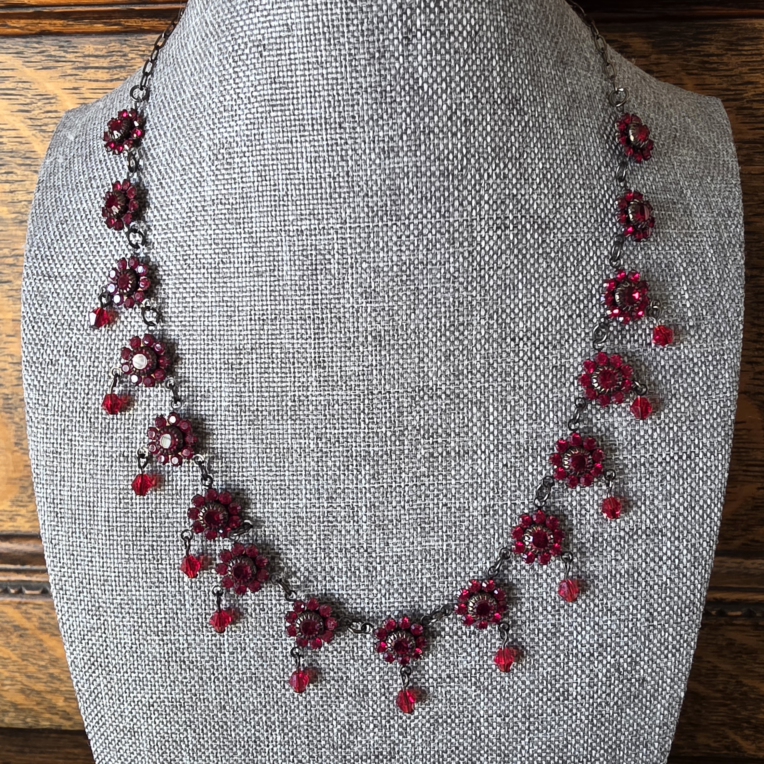 Unk Charming Vintage Austrian Crystal Necklace With Rich Red Floral Design 20$